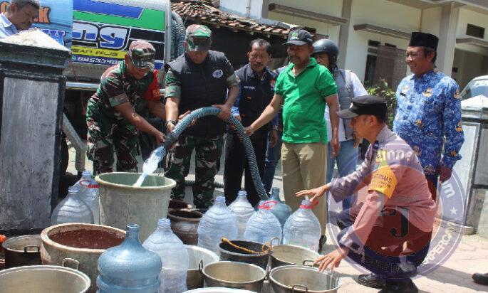 Kodim 0806/Trenggalek Kirimkan Serbuan Air Bersih: TNI Hadir Bantu Warga Terdampak Kekeringan