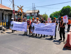 Sambut Hari Lalu Lintas Bhayangkara ke-69, Satlantas Polres Pelabuhan Tanjung Perak dan PT KAI Daop 8 Gencar Sosialisasi Keselamatan di Perlintasan Kereta Api