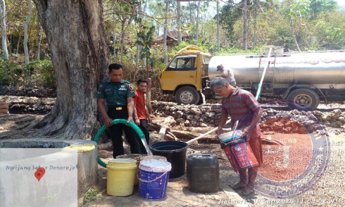 Babinsa Koramil 0801/11 Donorojo Bantu Penyaluran Air Bersih Kepada Warga Binaan