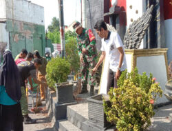 Peringati Word Clean Up Day, Babinsa Gandekan Bersama Staf Kelurahan Bersihkan Lingkungan