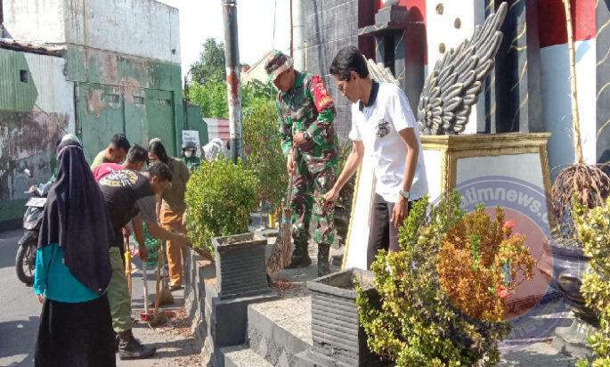 Peringati Word Clean Up Day, Babinsa Gandekan Bersama Staf Kelurahan Bersihkan Lingkungan