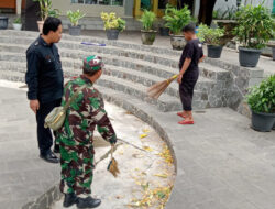 Kerja Bakti Babinsa Kelurahan Nusukan Bersama Security dan Warga Menyasar Taman Cerdas Nusukan