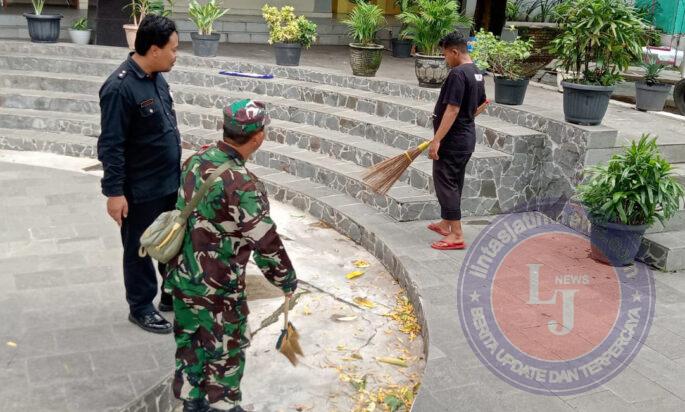 Kerja Bakti Babinsa Kelurahan Nusukan Bersama Security dan Warga Menyasar Taman Cerdas Nusukan