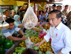 Presiden Jokowi Cek Harga dan Interaksi dengan Warga di Pasar Dukuh Kupang