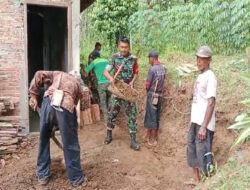 Gotong Royong Karya Bhakti Pembersihan Lingkungan, Ini Pesan Babinsa Koramil 0801/11 Donorojo