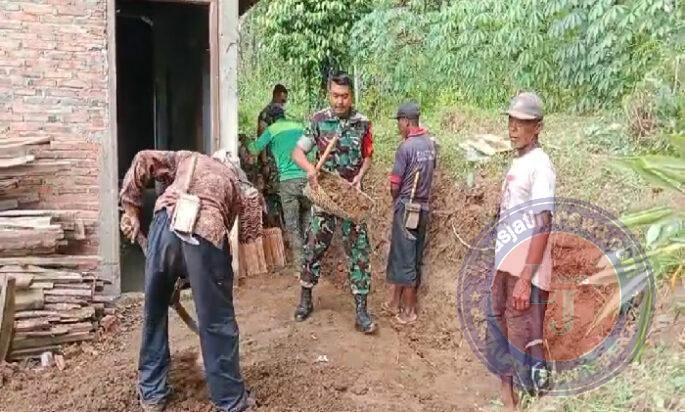 Gotong Royong Karya Bhakti Pembersihan Lingkungan, Ini Pesan Babinsa Koramil 0801/11 Donorojo