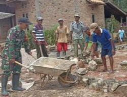 Bantu Pembuatan Pondasi Rumah Warga, Ini Harapan Babinsa Koramil 0801/04 Tegalombo