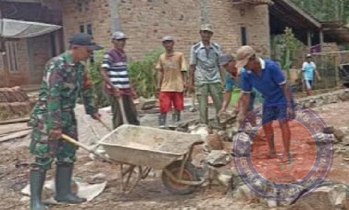 Bantu Pembuatan Pondasi Rumah Warga, Ini Harapan Babinsa Koramil 0801/04 Tegalombo