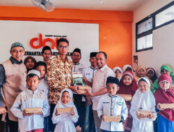 Alumni Stikosa AWS Bagikan 320 Makan Siang Gratis untuk Anak Yatim Piatu di Surabaya dan Sidoarjo