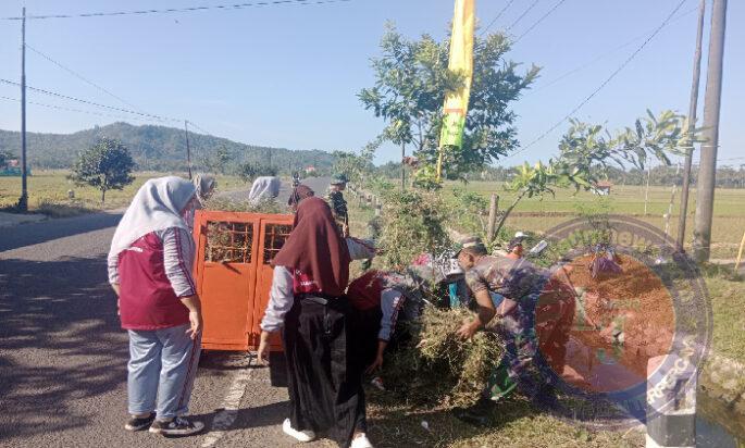 Aksi Nyata Koramil 0806-12/Munjungan: Kerja Bakti untuk Lingkungan Bersih dan Desa Bebas Banjir