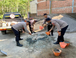 Peduli Keselamatan Masyarakat, Polisi Tambal Jalan Desa Berlubang di Trenggalek