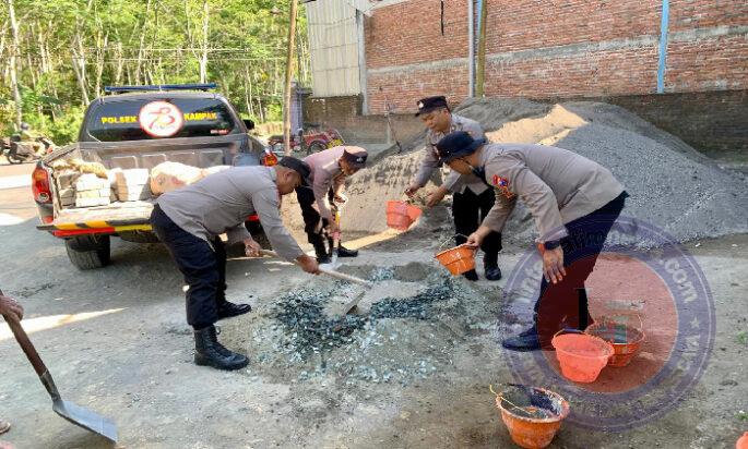 Peduli Keselamatan Masyarakat, Polisi Tambal Jalan Desa Berlubang di Trenggalek