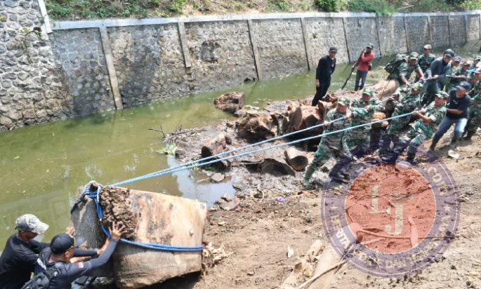 Bukan Hanya Memimpin Apel, Menarik Kayupun Dandim 0802/Ponorogo Paling Depan