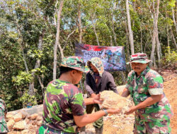 Wujud Kedekatan Babinsa Koramil 0801/01 Pacitan Saat Karya Bakti Pembuatan Jalan