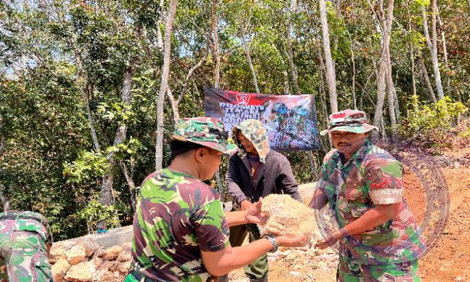 Wujud Kedekatan Babinsa Koramil 0801/01 Pacitan Saat Karya Bakti Pembuatan Jalan