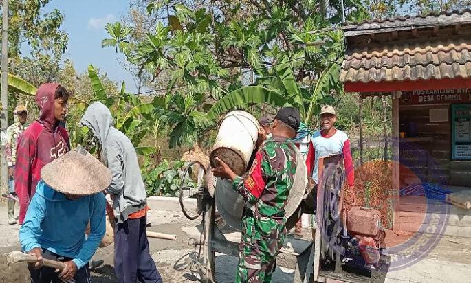 Wujud Kemanunggalan TNI, Babinsa Koramil Karanganyar Karya Bakti Bersama Masyarakat