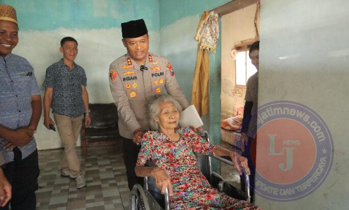 Senyum Bahagia Mbah Sonten Setelah Mendapatkan Kursi Roda dari Polres Mojokerto