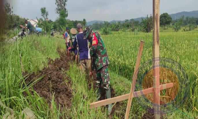 Babinsa Simo Bantu Warga Perbaiki Saluran Irigasi