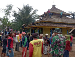 Sinergitas, TNI dan Polri Serta Masyarakat di Ponorogo Gotong Royong Bongkar Masjid