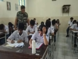 TNI Peduli, Serma Yudhi Bantu Awasi Ujian Siswa-Siswi SMA 1 Kristen Surakarta