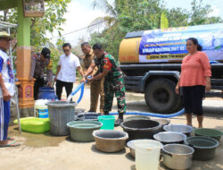 Harapan di Tengah Kekeringan: TNI Salurkan Ribuan Liter Air Bersih untuk Warga Trenggalek