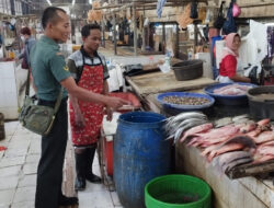 Babinsa Sudiroprajan Ajak Penjual Ikan Agar Tetap Menjaga Kebersihan