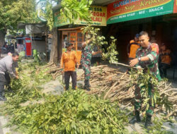 Babinsa Mangkubumen Ajak Warga Gotong Royong Pangkas Ranting dan Pohon yang Menutupi Jalan