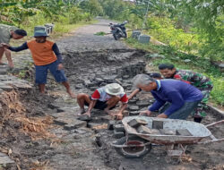 Bersama Warga Babinsa Pitu Perbaiki Jalan Rusak di Wilayah Binaannya