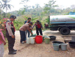 Polres Jember Kembali Salurkan Bantuan Air Bersih ke Desa Andongrejo