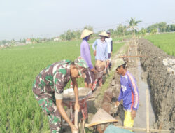 Babinsa Posramil Kasreman Gotong Royong Bersama Warga Perbaiki Saluran Irigasi