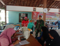 Babinsa Mantingan Dampingi Pendistribusian Bantuan Pangan Bagi Warga Lansia