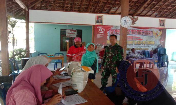 Babinsa Mantingan Dampingi Pendistribusian Bantuan Pangan Bagi Warga Lansia