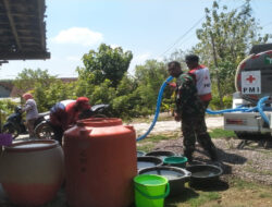 Babinsa Pitu Turun Langsung Dampingi Penyaluran Bantuan Air Bersih di Kali Gede