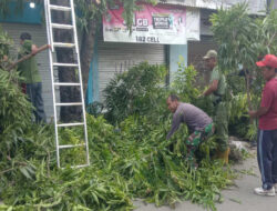 Wujudkan Lingkungan Bersih Dan Asri, Babinsa Jagalan Laksanakan Kerja Bakti Bersama Warga