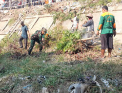 Semak Belukar di Pinggiran Bendung Tirtonadi Jadi Sasaran Kerja Bakti Babinsa Manahan Bersama Warga