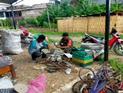 Sambangi Pemulung Dan Pengepul Barang Bekas, Babinsa Mojosongo Himbau Kebersihan Lingkungan