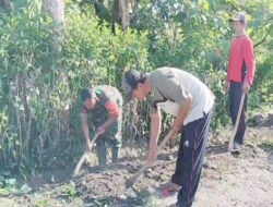 Kerja Bakti, Babinsa Koramil Ponorogo Bersihkan Saluran Air Bersama Warga