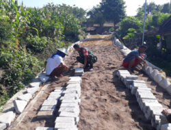 Manunggal Dengan Rakyat, Anggota Koramil Ngawi Kota Bantu Warga Pasang Paving