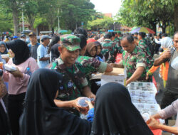 Meriah! Ratusan Warga Nikmati Santap Pagi Gratis Bersama TNI di Trenggalek