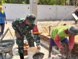 Babinsa Berikan Uluran Tangan, Bantu Warga Bangun Pagar Rumah