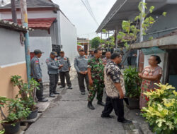 Kompak..!!Babinsa, Bhabinkamtibmas Dan Lurah Purwodiningratan Patroli Sambangi Warga