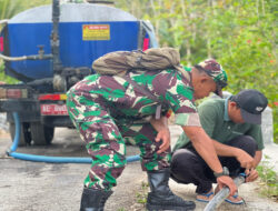 Bantu Masyarakat yang Krisis Air Bersih, Babinsa Ramil 0801/01 Pacitan Bantu suplai Air bersih