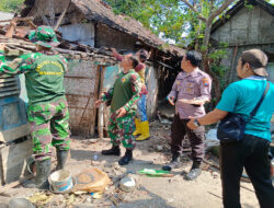 Sinergitas Polisi Bersama TNI dan Warga Gotong Royong Bedah Rumah Lansia di Bojonegoro