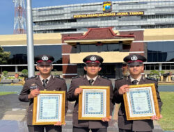 Kapolda Jatim Beri Penghargaan 3 Anggota Polres Pasuruan Kota atas Prestasi di Kejuaraan Karate Kapolri Cup 2024