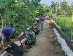 Tumbuhkan Semangat Gotong Royong, Babinsa Bantu Pasang Paving Block