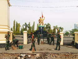 Kerja Bakti Menyongsong HUT Ke-79 TNI, Anggota Koramil 04/Jebres Bersihkan TMP Kusuma Bakti Jurug