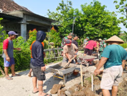 Danramil Karangmalang dan Warga Dukuh Jaten Guyub Bangun Talud Jalan Kampung