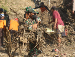 Peringati HUT ke 79 TNI, Kodim 0802/Ponorogo Karya Bakti Bersihkan Sungai