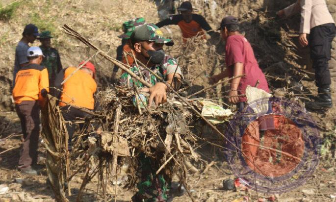 Peringati HUT ke 79 TNI, Kodim 0802/Ponorogo Karya Bakti Bersihkan Sungai