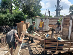 Bangkitkan Semangat Gotong Royong, Babinsa Bantu Pembongkaran Rumah Warga Binaan